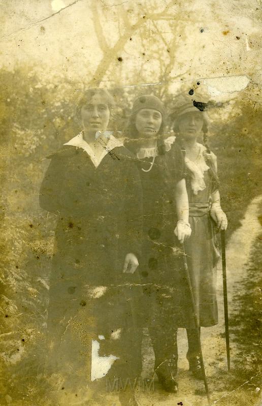 KKE 2259.jpg - Fot. W parku. Od lewej: pierwsza Adela Bujko(z domu Sliżewska) – mama Marii Kołakowskiej (z domu Bujko); z siostrami; Od lewej: trzecia Michaliną Sliżewska, Wilno, początek XX wieku.